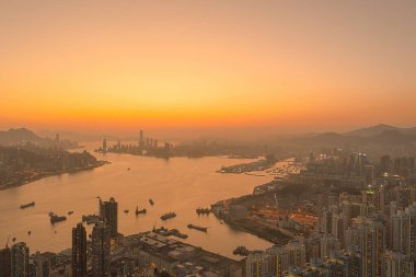 9 Nisan 2022 Akşam saatlerinde Victoria Limanı, Devil Peak manzarası