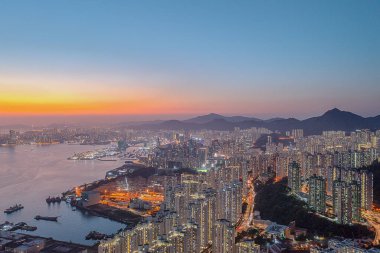 9 Nisan 2022 Akşam saatlerinde Victoria Limanı, Devil Peak manzarası