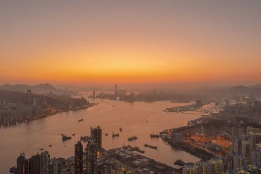 9 Nisan 2022 Akşam saatlerinde Victoria Limanı, Devil Peak manzarası