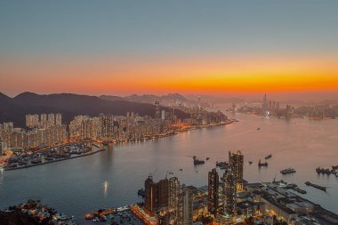 9 Nisan 2022 Akşam saatlerinde Victoria Limanı, Devil Peak manzarası