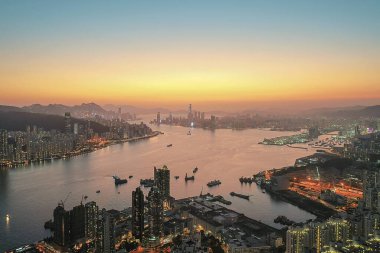 9 Nisan 2022 Akşam saatlerinde Victoria Limanı, Devil Peak manzarası