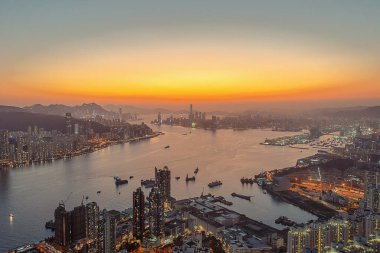 9 Nisan 2022 Akşam saatlerinde Victoria Limanı, Devil Peak manzarası