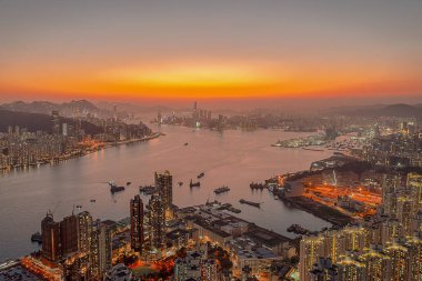 9 Nisan 2022 Akşam saatlerinde Victoria Limanı, Devil Peak manzarası