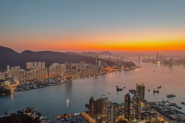 9 Nisan 2022 Akşam saatlerinde Victoria Limanı, Devil Peak manzarası