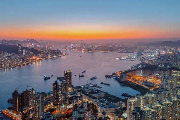 9 Nisan 2022 Akşam saatlerinde Victoria Limanı, Devil Peak manzarası