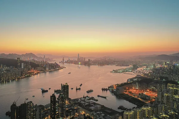 9 Nisan 2022 Akşam saatlerinde Victoria Limanı, Devil Peak manzarası