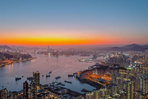 9 Nisan 2022 Akşam saatlerinde Victoria Limanı, Devil Peak manzarası