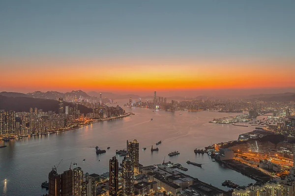 9 Nisan 2022 Akşam saatlerinde Victoria Limanı, Devil Peak manzarası