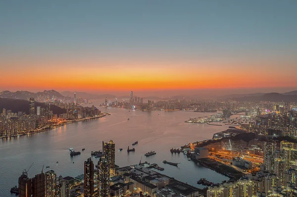 9 Nisan 2022 Akşam saatlerinde Victoria Limanı, Devil Peak manzarası