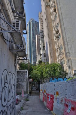 10 Nisan 2022 Kowloon City Hong Kong 'da dar bir sokak.