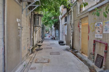 10 Nisan 2022 Kowloon City Hong Kong 'da dar bir sokak.