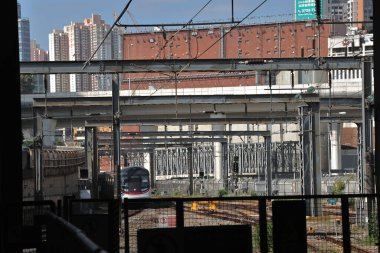 10 Nisan 2022 Mavi gökyüzüne karşı trenler için elektrik kablosu, Hung Hom istasyonu