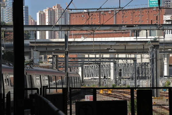 10 Nisan 2022 Mavi gökyüzüne karşı trenler için elektrik kablosu, Hung Hom istasyonu