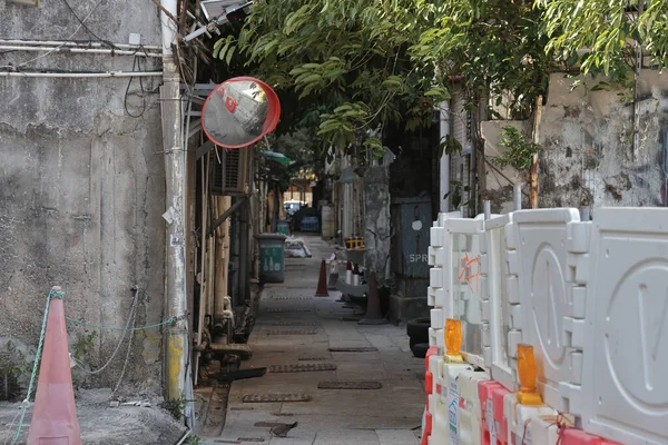 10 Nisan 2022 Kowloon City Hong Kong 'da dar bir sokak.