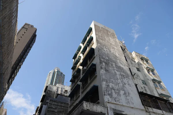 10 Nisan 2022 Hong Kong eski apartman binaları veya Tong Lau panel bloklarıdır.