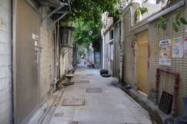 10 Nisan 2022 Kowloon City Hong Kong 'da dar bir sokak.