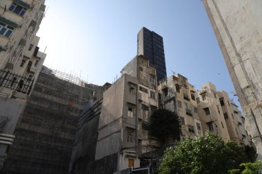 10 Nisan 2022 Hong Kong eski apartman binaları veya Tong Lau panel bloklarıdır.