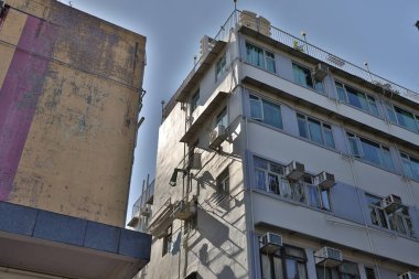 10 Nisan 2022 Hong Kong eski apartman binaları veya Tong Lau panel bloklarıdır.