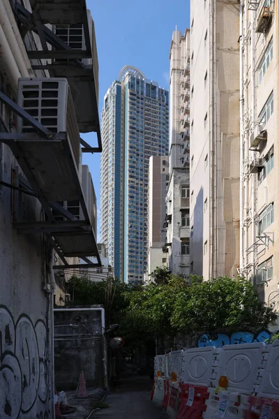 10 Nisan 2022 Kowloon City Hong Kong 'da dar bir sokak.