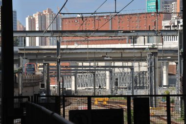 10 Nisan 2022 Mavi gökyüzüne karşı trenler için elektrik kablosu, Hung Hom istasyonu