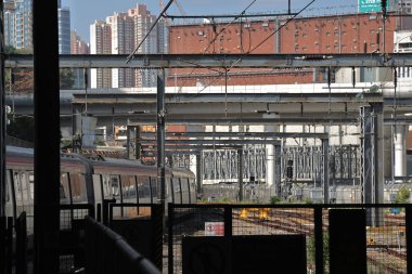 10 Nisan 2022 Mavi gökyüzüne karşı trenler için elektrik kablosu, Hung Hom istasyonu