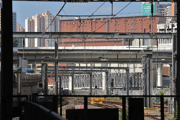 2022年4月10日青空 ホンハム駅に対する列車のための電力線 — ストック写真