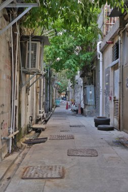 10 Nisan 2022 Kowloon City Hong Kong 'da dar bir sokak.