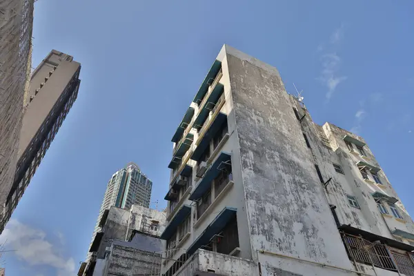 10 Nisan 2022 Hong Kong eski apartman binaları veya Tong Lau panel bloklarıdır.