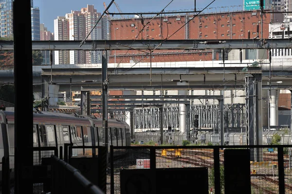 10 Nisan 2022 Mavi gökyüzüne karşı trenler için elektrik kablosu, Hung Hom istasyonu