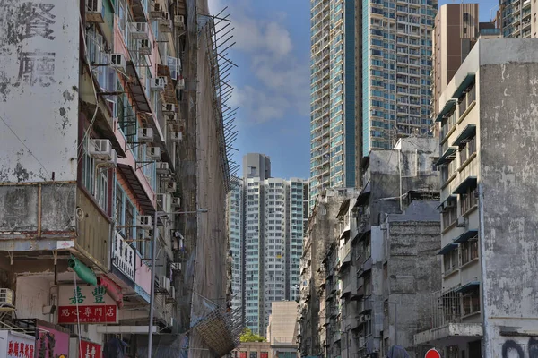 10 Nisan 2022 Hong Kong eski apartman binaları veya Tong Lau panel bloklarıdır.