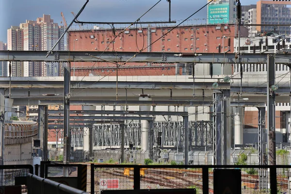 10 Nisan 2022 Mavi gökyüzüne karşı trenler için elektrik kablosu, Hung Hom istasyonu