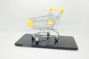 Market arabası olan siyah bir tablet.