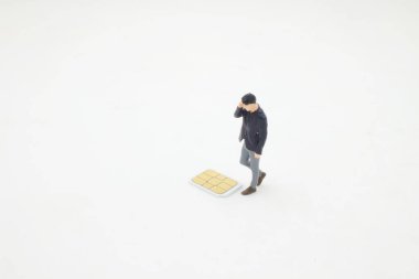 Mini SIM kartı olan bir iş adamı.