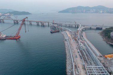 14 Nisan 2022 'de Tseung Kwan' daki deniz viyadük hattını bağlayacak yüksek yol inşaatı