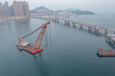 14 Nisan 2022 'de Tseung Kwan' daki deniz viyadük hattını bağlayacak yüksek yol inşaatı