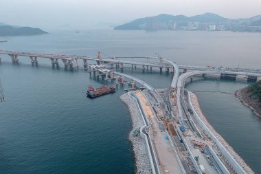 14 Nisan 2022 'de Tseung Kwan' daki deniz viyadük hattını bağlayacak yüksek yol inşaatı