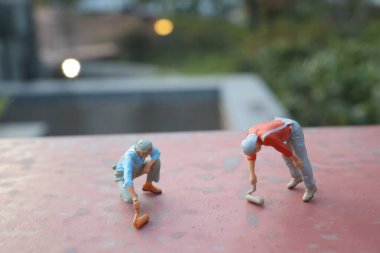  Ressam açık havada metin için bir fırça tutuyor