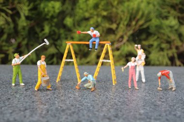  Ressam açık havada metin için bir fırça tutuyor