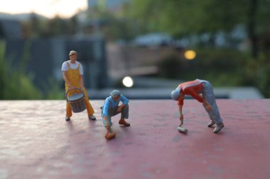  Ressam açık havada metin için bir fırça tutuyor