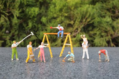  Ressam açık havada metin için bir fırça tutuyor