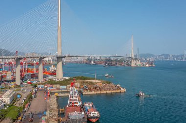 15 Nisan 2022 Kwai Tsing konteyner terminali ve taşkesici köprü