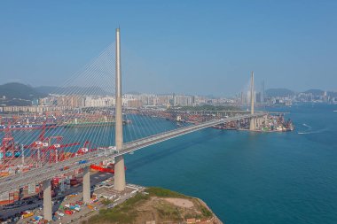 15 Nisan 2022 Kwai Tsing konteyner terminali ve taşkesici köprü