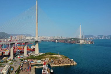 15 Nisan 2022 Kwai Tsing konteyner terminali ve taşkesici köprü
