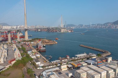 15 Nisan 2022 Kwai Tsing konteyner terminali ve taşkesici köprü