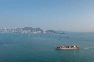 14 Nisan 2022 konteyner gemisi Hong Kong 'da uygun limanı bekliyor.