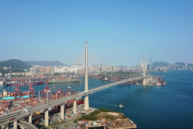 15 Nisan 2022 Kwai Tsing konteyner terminali ve taşkesici köprü