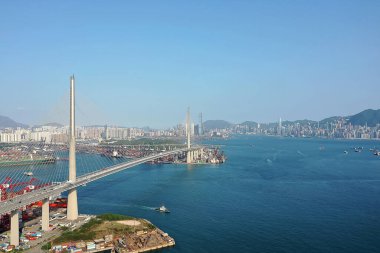 15 Nisan 2022 Kwai Tsing konteyner terminali ve taşkesici köprü