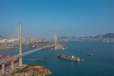 15 Nisan 2022 Kwai Tsing konteyner terminali ve taşkesici köprü