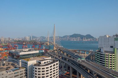 15 Nisan 2022 Kwai Tsing konteyner terminali ve taşkesici köprü
