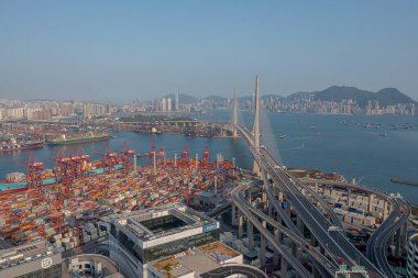 15 Nisan 2022 Kwai Tsing konteyner terminali ve taşkesici köprü